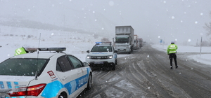 Erzincan'da kar ve tipi nedeniyle ulaşım güçlükle sağlanıyor