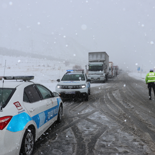 Erzincan'da kar ve tipi nedeniyle ulaşım güçlükle sağlanıyor