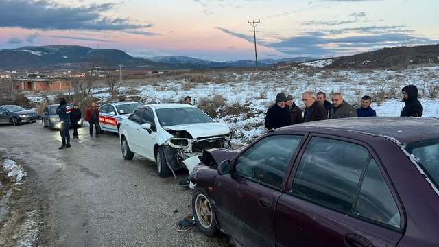 Sinop'ta iki otomobilin çarpıştığı kazada 9 kişi yaralandı