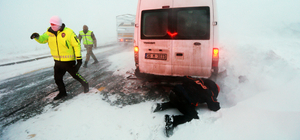 GÜNCELLEME - Kars'ta Hanlar Geçidi'nde 3 aracın karıştığı kazada 1 kişi öld...