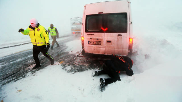GÜNCELLEME - Kars'ta Hanlar Geçidi'nde 3 aracın karıştığı kazada 1 kişi öldü 17 kişi yaralandı