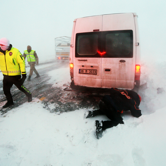 GÜNCELLEME - Kars'ta Hanlar Geçidi'nde 3 aracın karıştığı kazada 1 kişi öld...