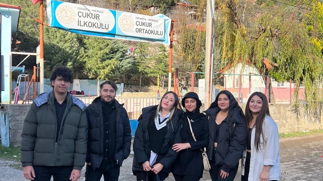 SDÜ'lü öğrenciler köy okulunun ihtiyaçları için seferber oldu