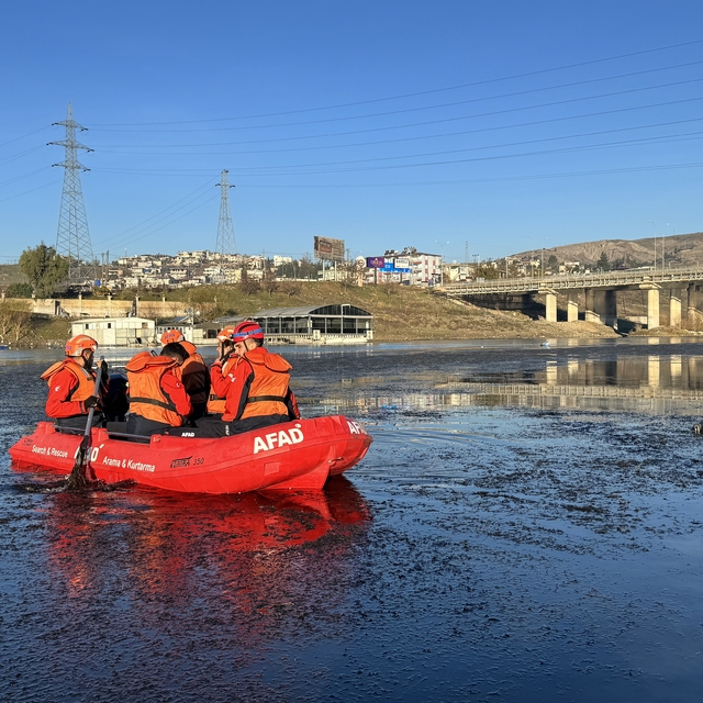 Kahramanmaraş'ta nehre düşen çocuğu arama çalışmaları sürüyor