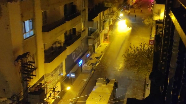 Derbi sonrası yol kapatan gruba polis müdahale etti