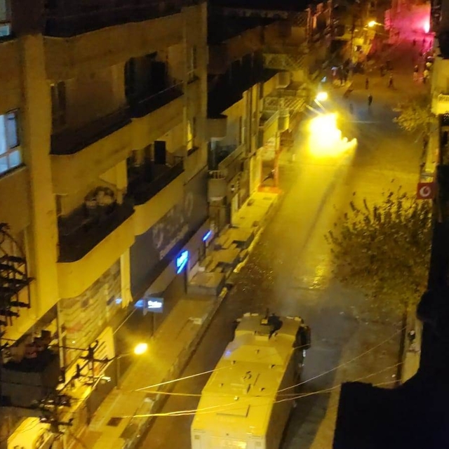 Derbi sonrası yol kapatan gruba polis müdahale etti