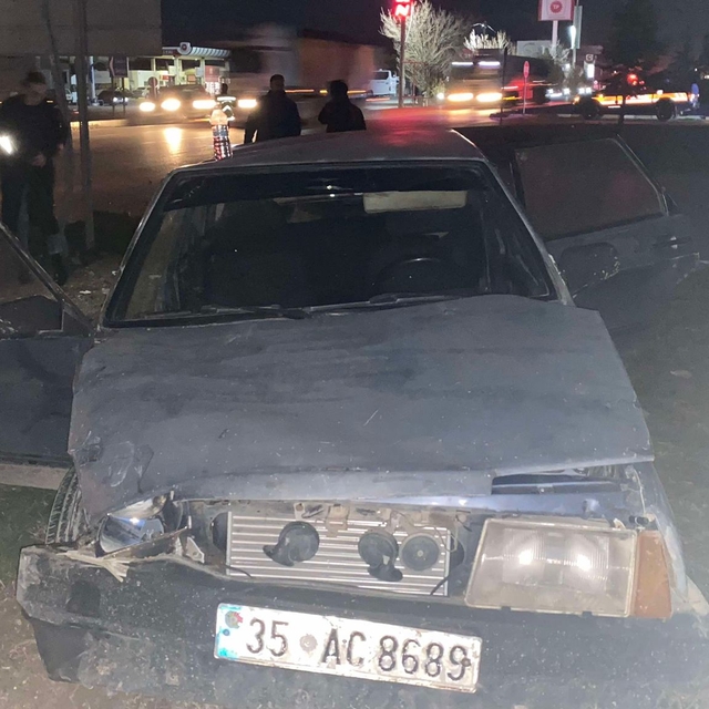 Afyonkarahisar'da iki otomobilin çarpışması sonucu 4 kişi yaralandı