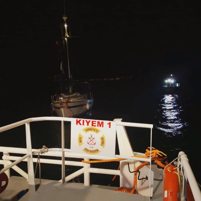 Çanakkale Boğazı'nda sürüklenen tekne kurtarıldı