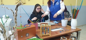 Osmaniye'de cam sanatı ustası, açtığı kursta mesleğin inceliklerini anlatıy...