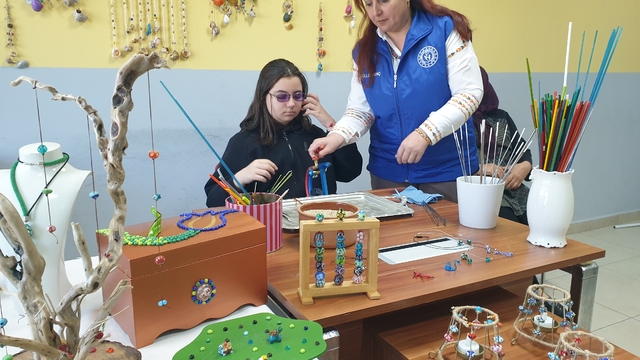 Osmaniye'de cam sanatı ustası, açtığı kursta mesleğin inceliklerini anlatıyor