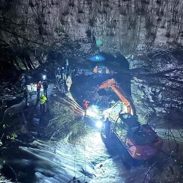Cenazeye giderken kazada ölen çift son yolculuklarına uğurlandı