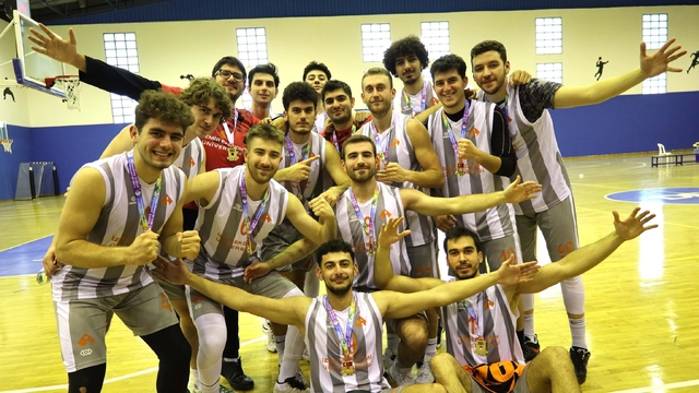 Basketbolda İzmir'de şampiyon Ekonomi Üniversitesi