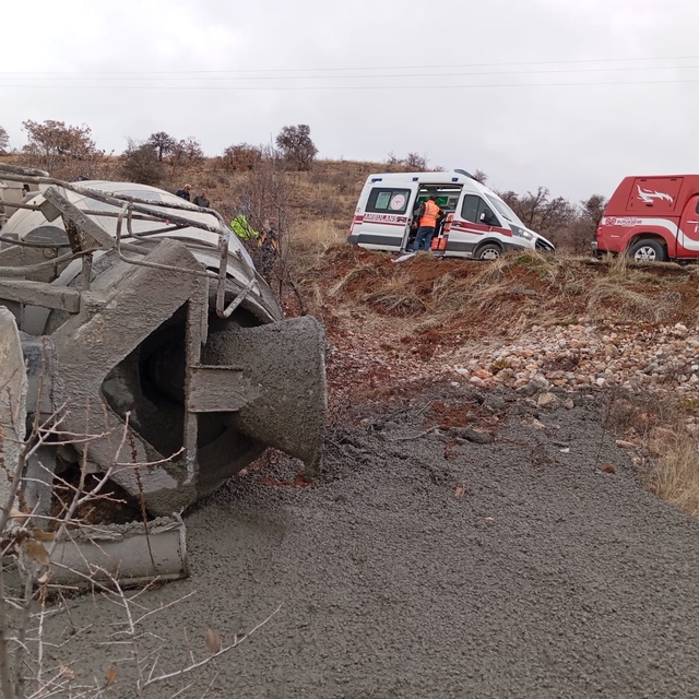 Malatya'da devrilen beton mikserinin sürücüsü yaralandı