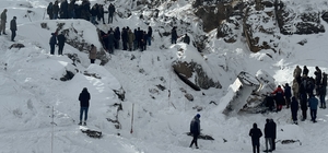 GÜNCELLEME 3 - Ağrı'da yol açma çalışması yapan iş makinesi uçuruma yuvarla...