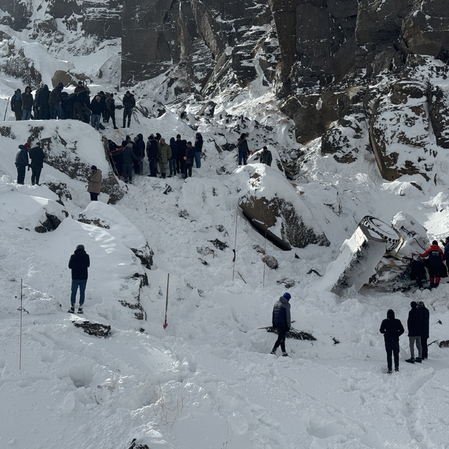 GÜNCELLEME 3 - Ağrı'da yol açma çalışması yapan iş makinesi uçuruma yuvarla...