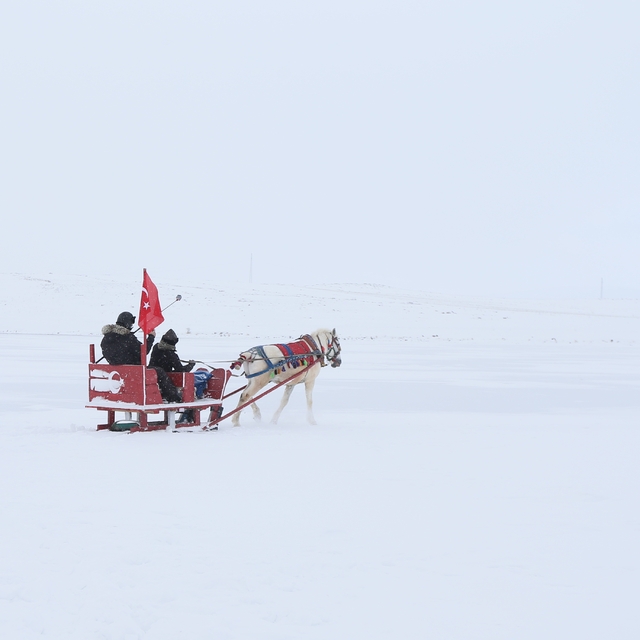 Atlı kızaklar Çıldır Gölü'nün buzlu yüzeyine çıkarılmaya başlandı