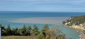 Bartın Irmağı'ndan akan çamurlu su, denizin rengini değiştirdi