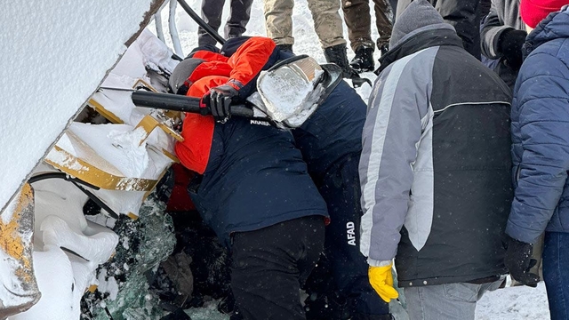 Ağrı'da iş makinesi uçuruma yuvarlandı: 4 ölü