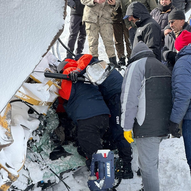 Ağrı'da iş makinesi uçuruma yuvarlandı: 4 ölü