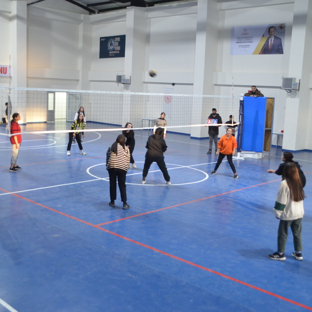 Varto'da yapımı tamamlanan Gençlik Merkezi hizmete sunuldu