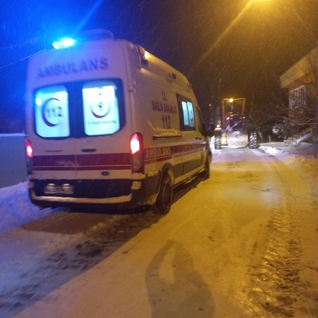 Kar nedeniyle köyde mahsur kalan hasta, yolun açılmasıyla hastaneye kaldırı...