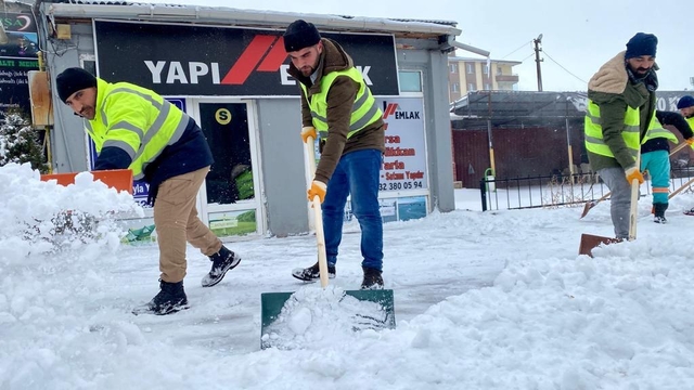 Ardahan'da kar ve tipi; 57 köy yolu ulaşıma kapandı
