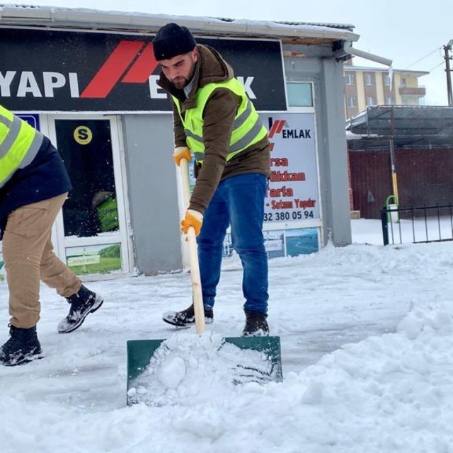 Ardahan'da kar ve tipi; 57 köy yolu ulaşıma kapandı