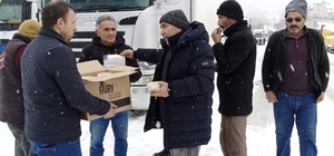Ardahan'da kar nedeniyle araçlarıyla yolda kalanlara çorba ikram edildi