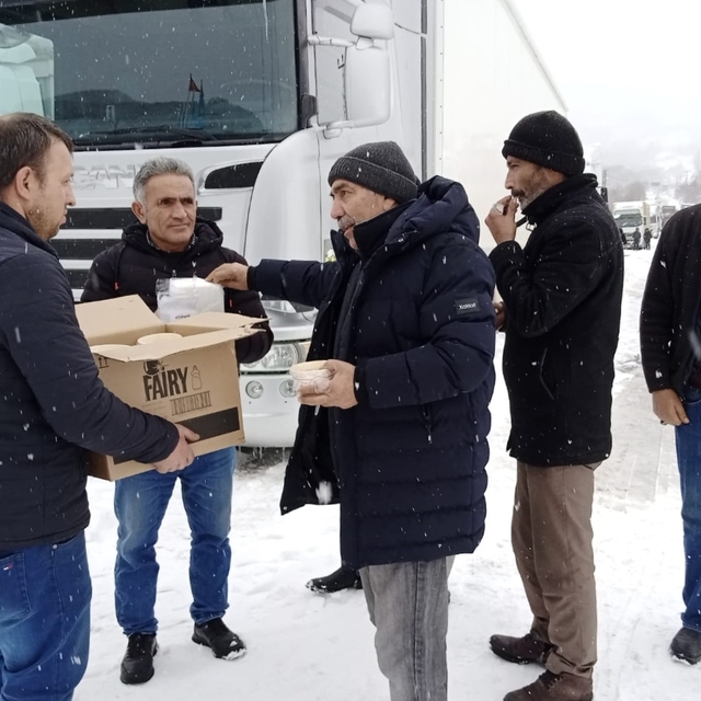 Ardahan'da kar nedeniyle araçlarıyla yolda kalanlara çorba ikram edildi