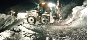 Van'da yol açma çalışması yapan iş makinesinin üzerine çığ düştü
