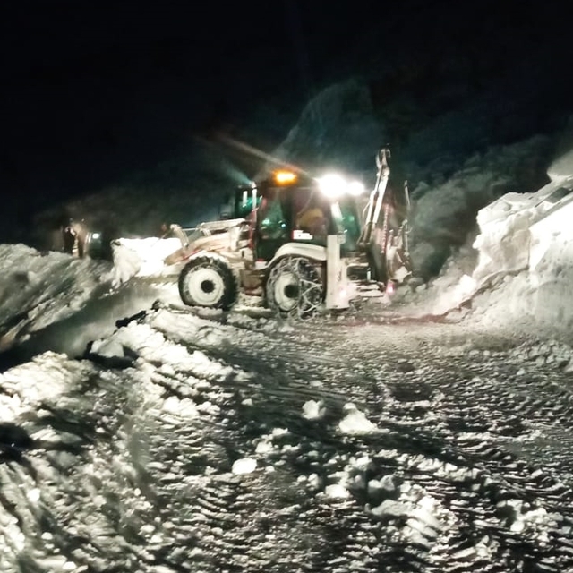 Van'da yol açma çalışması yapan iş makinesinin üzerine çığ düştü