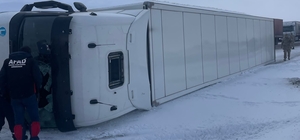 Ardahan'da devrilen tır, ulaşımı aksattı