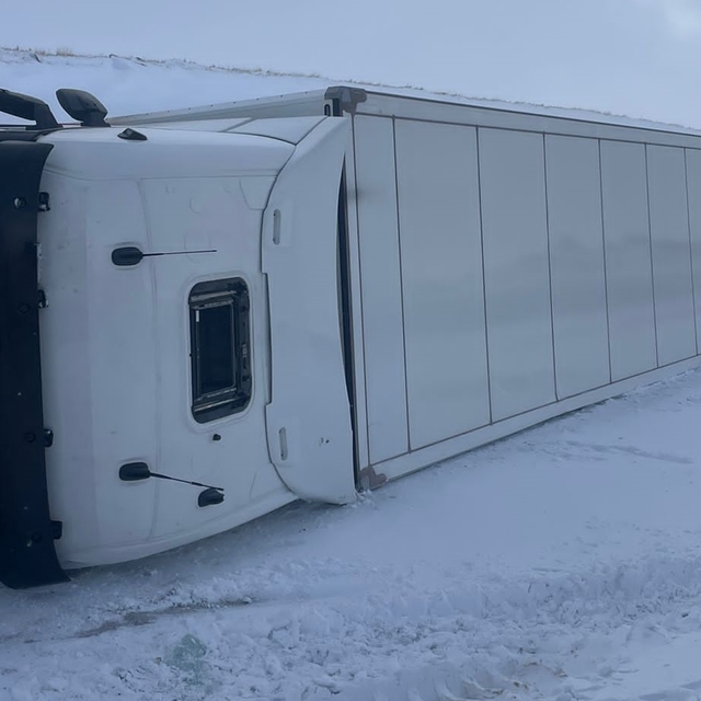 Ardahan'da devrilen tır, ulaşımı aksattı