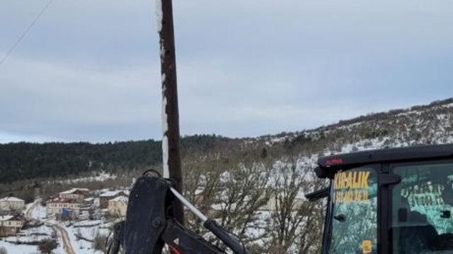 Karabük'te fırtınada direklerin devrilmesi nedeniyle 18 köye elektrik verilemiyor