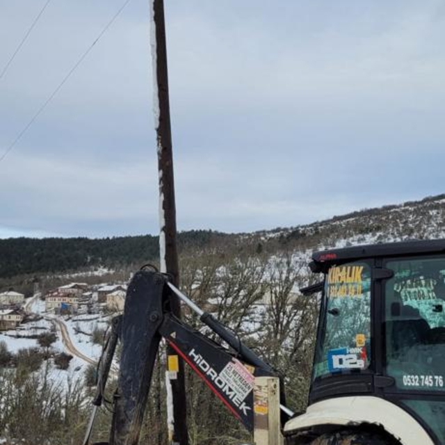Karabük'te fırtınada direklerin devrilmesi nedeniyle 18 köye elektrik veril...