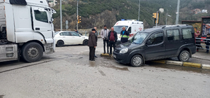 Karabük'te tırla çarpışan hafif ticari araçtaki 2 kişi yaralandı