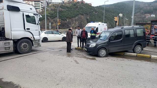 Karabük'te tırla çarpışan hafif ticari araçtaki 2 kişi yaralandı