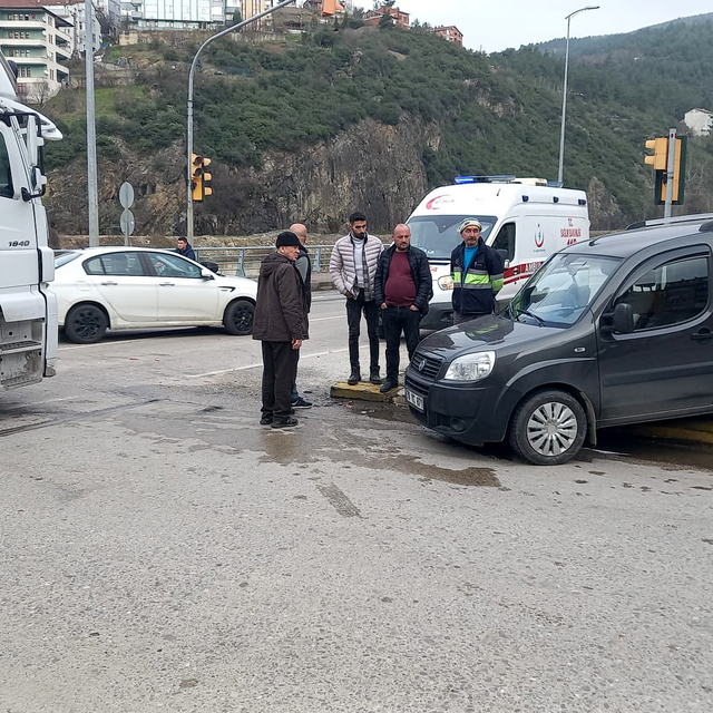 Karabük'te tırla çarpışan hafif ticari araçtaki 2 kişi yaralandı