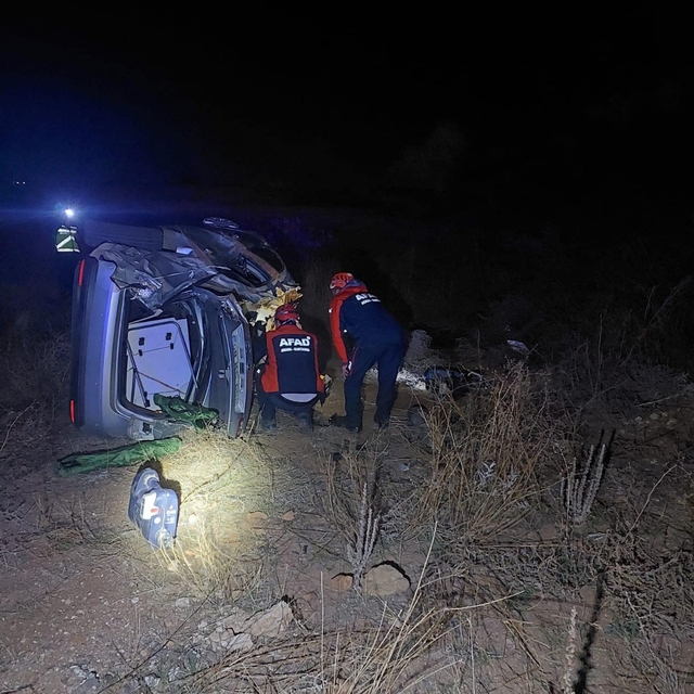 Aksaray'da şarampole devrilen otomobildeki 2 kişi yaralandı