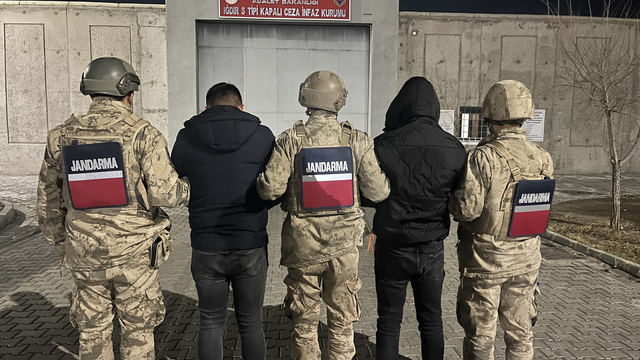 Iğdır'da 5 düzensiz göçmen yakalandı, 2 insan kaçakçısı tutuklandı