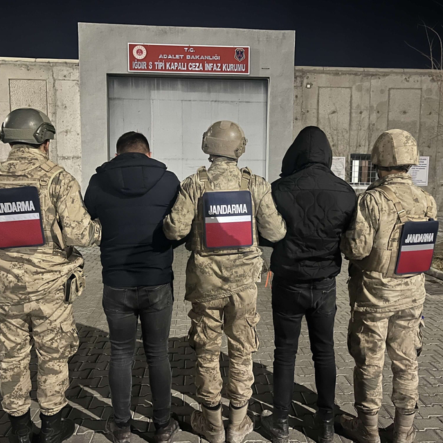 Iğdır'da 5 düzensiz göçmen yakalandı, 2 insan kaçakçısı tutuklandı