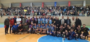 Demirci'de düzenlenen futsal turnuvası sona erdi