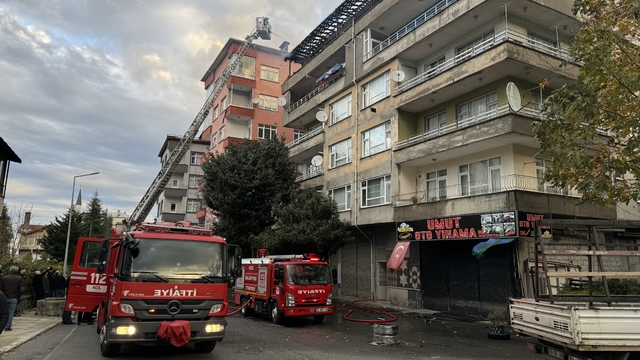 Rize'de beş katlı binanın çatısında çıkan yangın hasara yol açtı