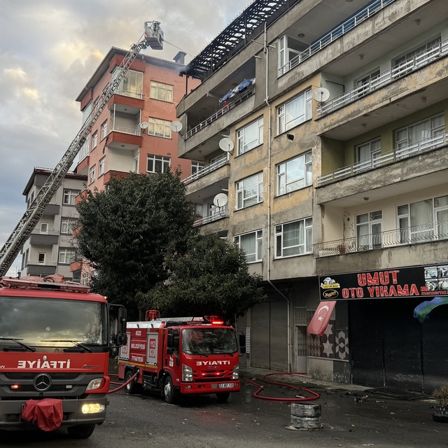 Rize'de beş katlı binanın çatısında çıkan yangın hasara yol açtı