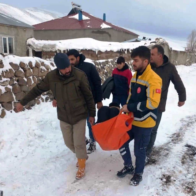Van'da yolu kardan kapanan mahalledeki kanser hastasının imdadına ekipler y...