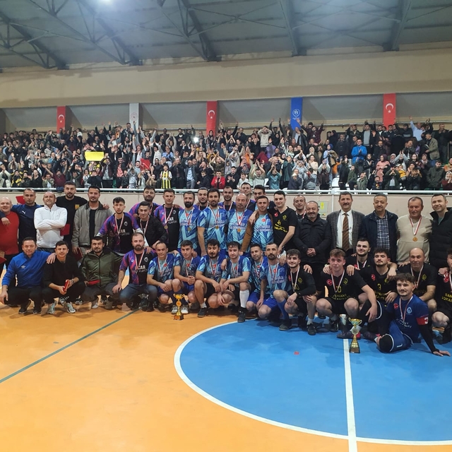 Demirci'de düzenlenen futsal turnuvası sona erdi