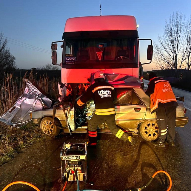Süt toplama kamyonuyla çarpışan otomobilin sürücüsü Akın, hayatını kaybetti