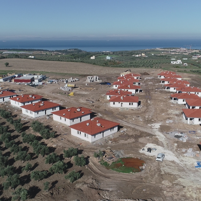 Hatay'ın 13 ilçesinde 2 bin 355 köy tipi afet konutunun inşası sürüyor