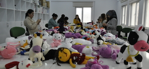 Çukurca'da usta öğretici kadınlar çocuklar için örgü bebek yapıyor