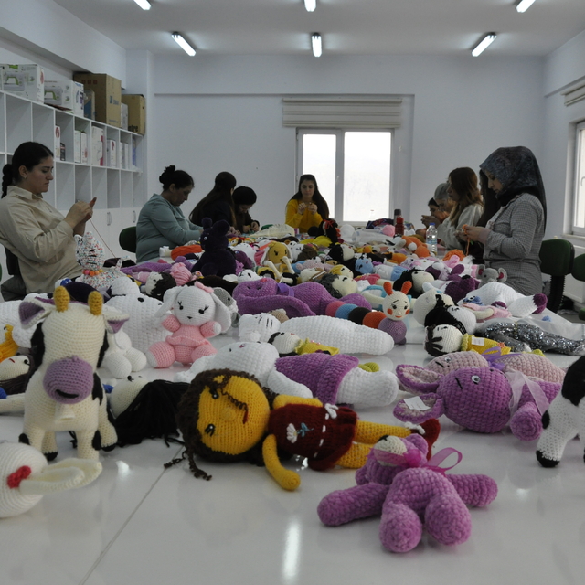 Çukurca'da usta öğretici kadınlar çocuklar için örgü bebek yapıyor